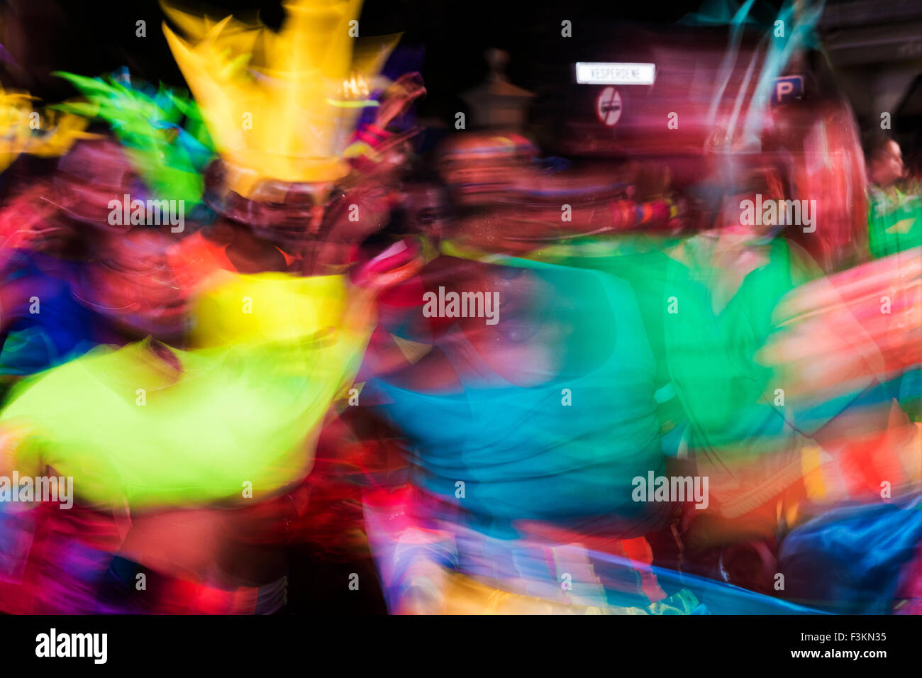 Bewegungsunschärfe und Farbe der Tänzer in Bewegung am Kap Karneval, Fanfare Straße in GreenPoint, Kapstadt, Südafrika Stockfoto