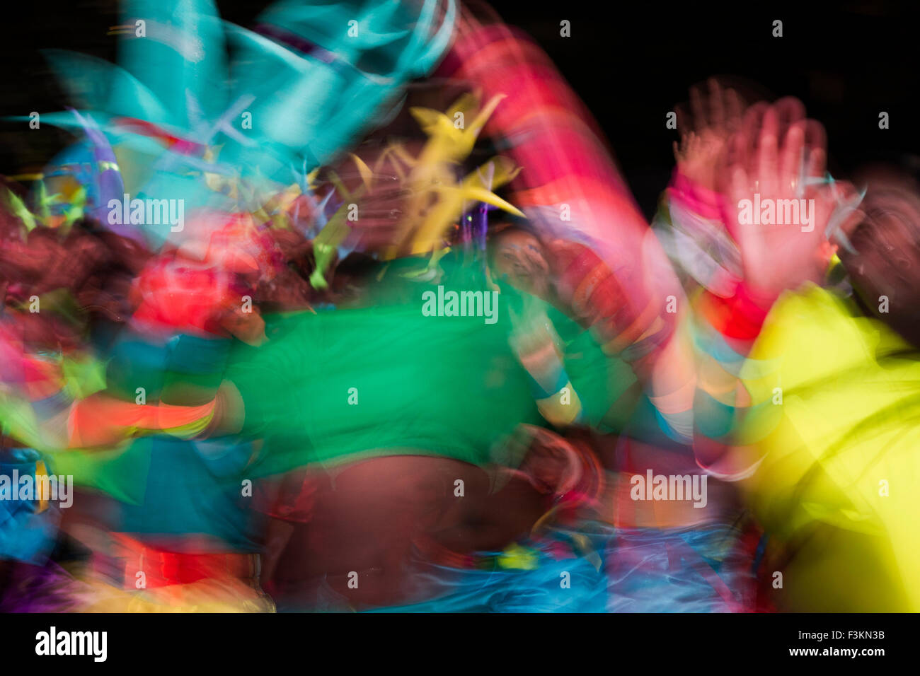 Bewegungsunschärfe und Farbe der Tänzer in Bewegung am Kap Karneval, Fanfare Straße in GreenPoint, Kapstadt, Südafrika Stockfoto