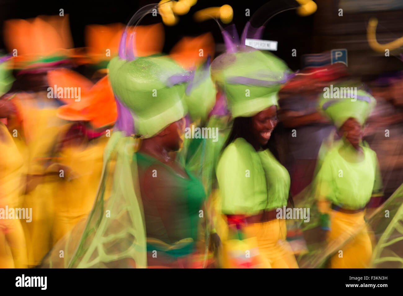 Bewegungsunschärfe und Farbe der Tänzer in Bewegung am Kap Karneval, Fanfare Straße in GreenPoint, Kapstadt, Südafrika Stockfoto