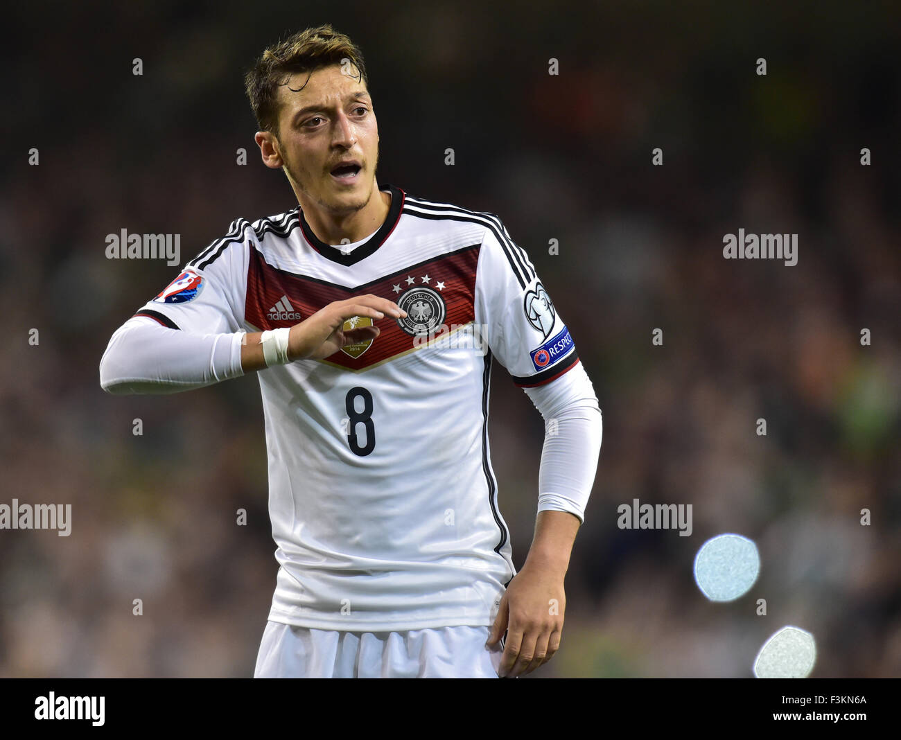 Dublin, Irland. 8. Oktober 2015. Deutschlands Mesut Ozil reagiert während der UEFA EURO 2016 Fußball Qualifikationsspiel Irland Vs Deutschland in Dublin, Irland, 8. Oktober 2015. Irland gewann 1: 0. Foto: Peter Kneffel/Dpa/Alamy Live News Stockfoto