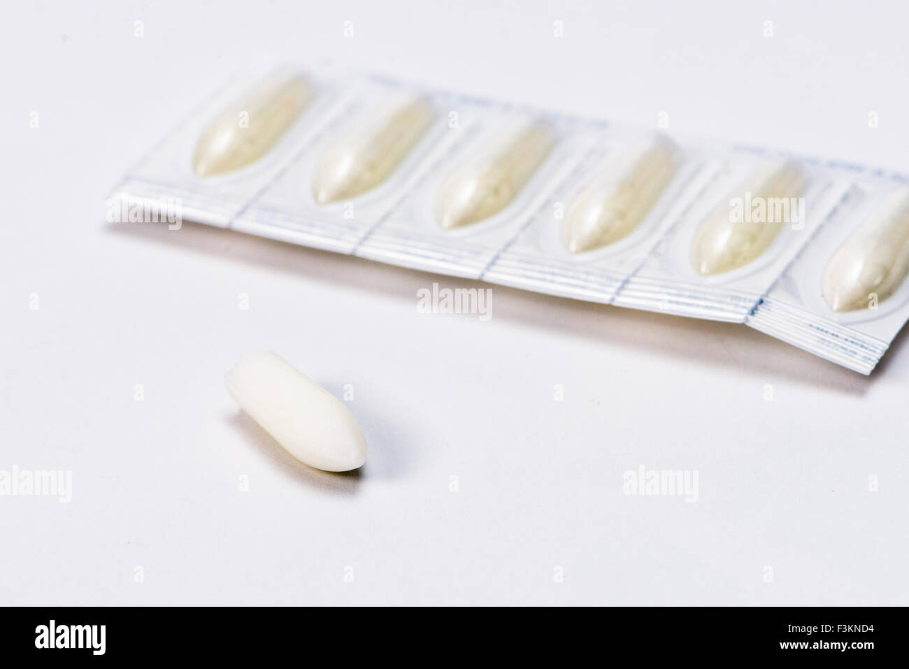 Ein weißes Paket mit Medizin Zäpfchen, ausgepackt, auf einem weißen Tabelle angezeigt Stockfoto