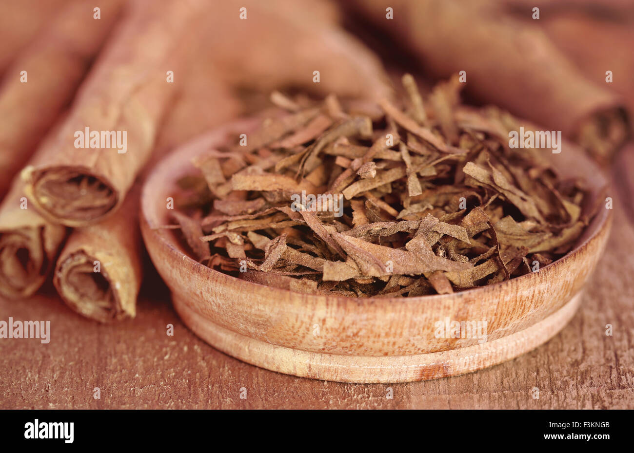 Trockene Tabakblätter auf Holzuntergrund Stockfoto