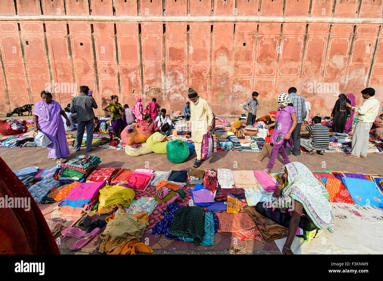 Bunte Kleidung und Saree Verkauf von Straßenhändler während Sonntagsmarkt in Jaipur, Indien. Stockfoto