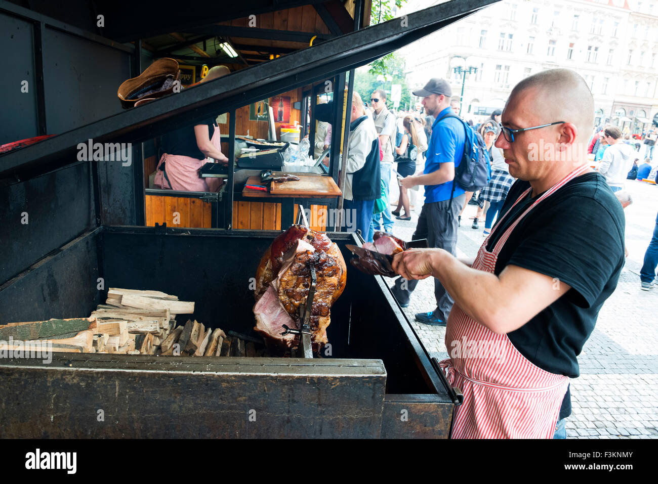 Kochen Schinken am Altstädter Ring, Prag, Tschechische Republik Stockfoto