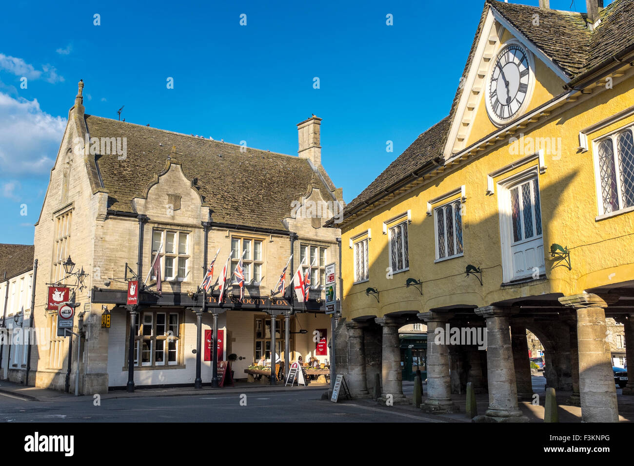 Tetbury Markt Halle & hochnäsig Fox Pub (rechts) Gloucestershire, UK Stockfoto