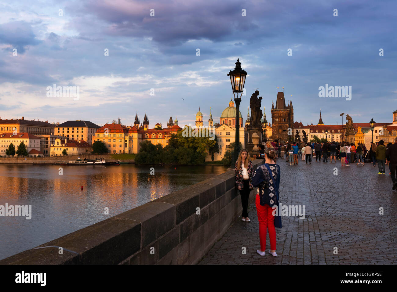 Abenddämmerung auf der Karlsbrücke, Blick auf Altstadt, Prag, Tschechische Republik Stockfoto