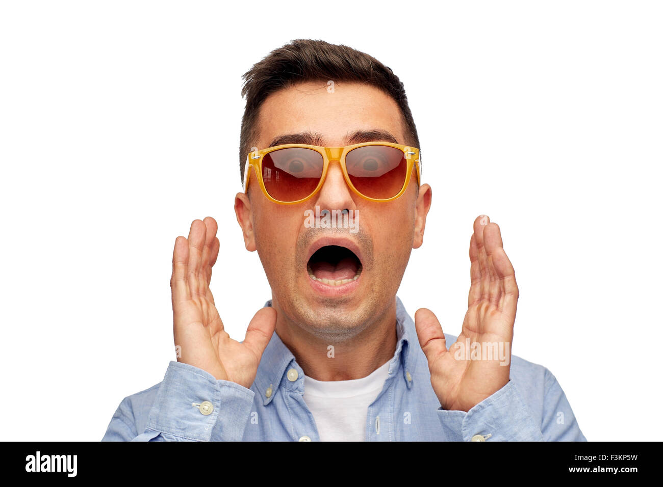 Gesicht der Angst Mann in Hemd und Sonnenbrille Stockfoto