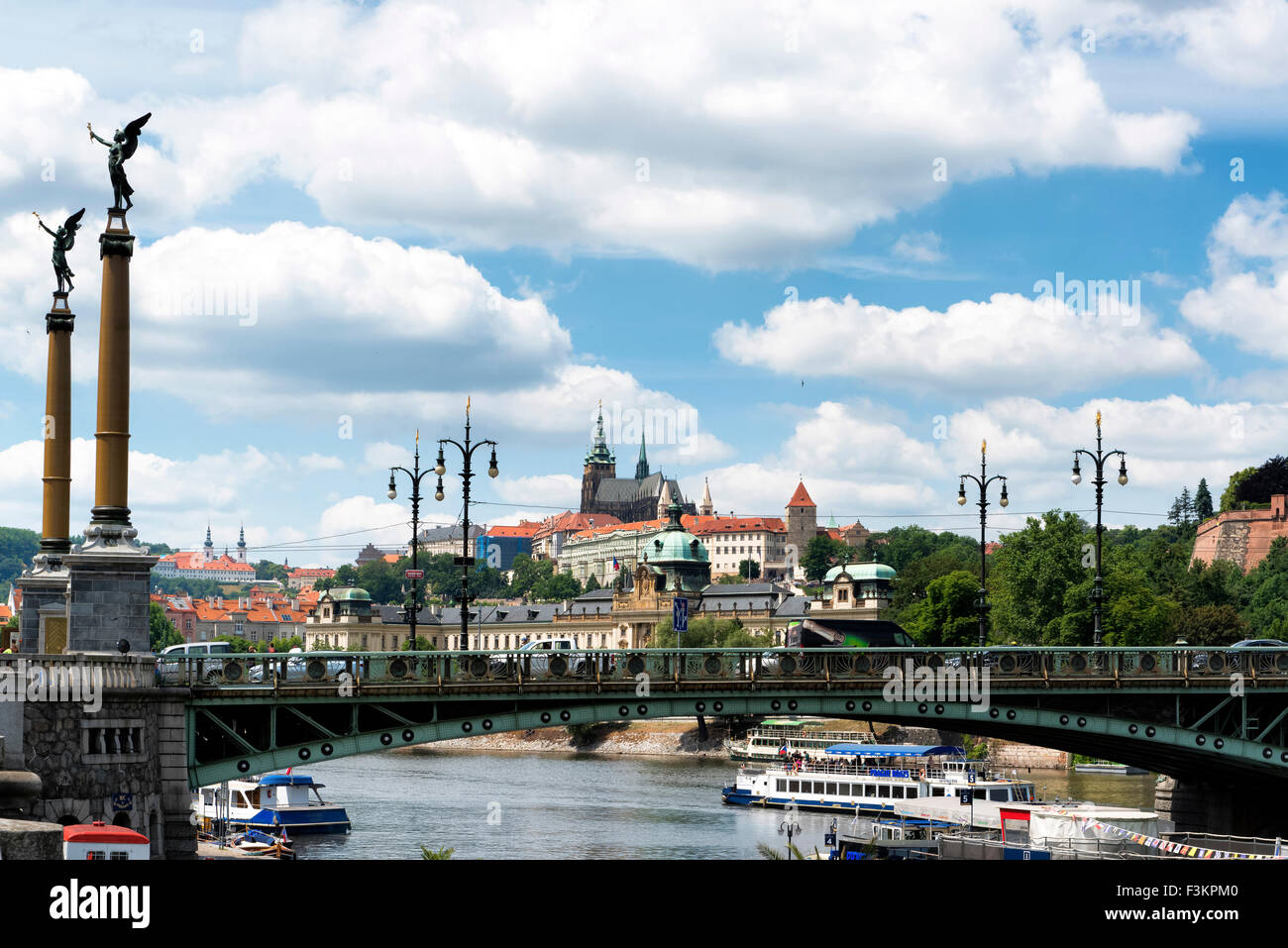 Figuren von Genien, Cechuv Brücke, Vitava Flusses, Prag, Tschechische Republik Stockfoto