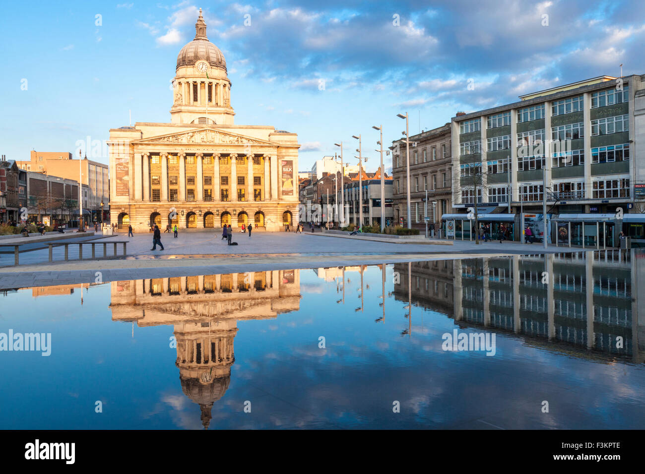 Der Rat Haus, Nottingham City Council, beleuchtet durch die Abendsonne in der Old Market Square, Nottingham, England, Großbritannien Stockfoto