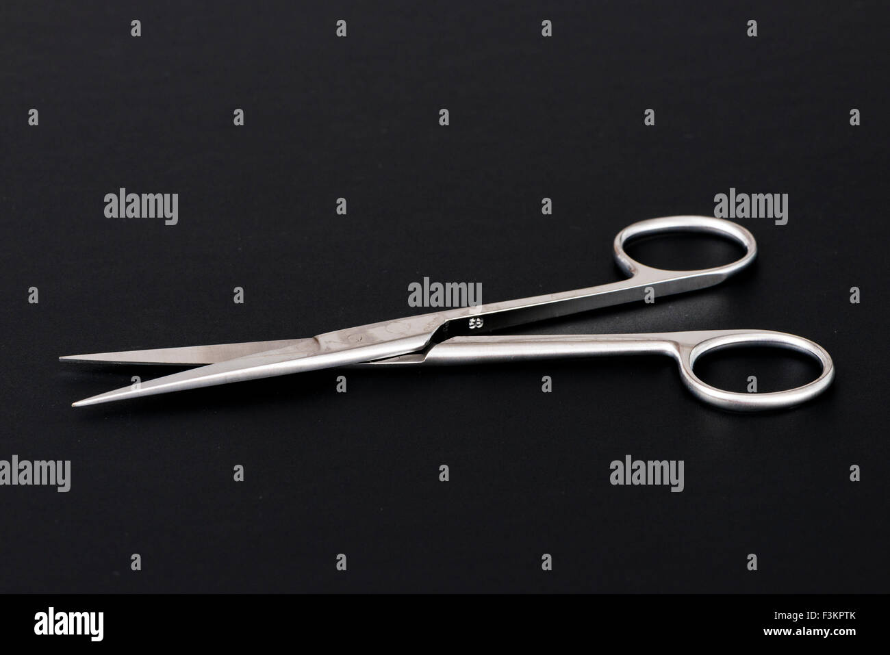 Eine Schere für medizinische Zwecke, die auf einem schwarzen Tabelle angezeigt Stockfoto