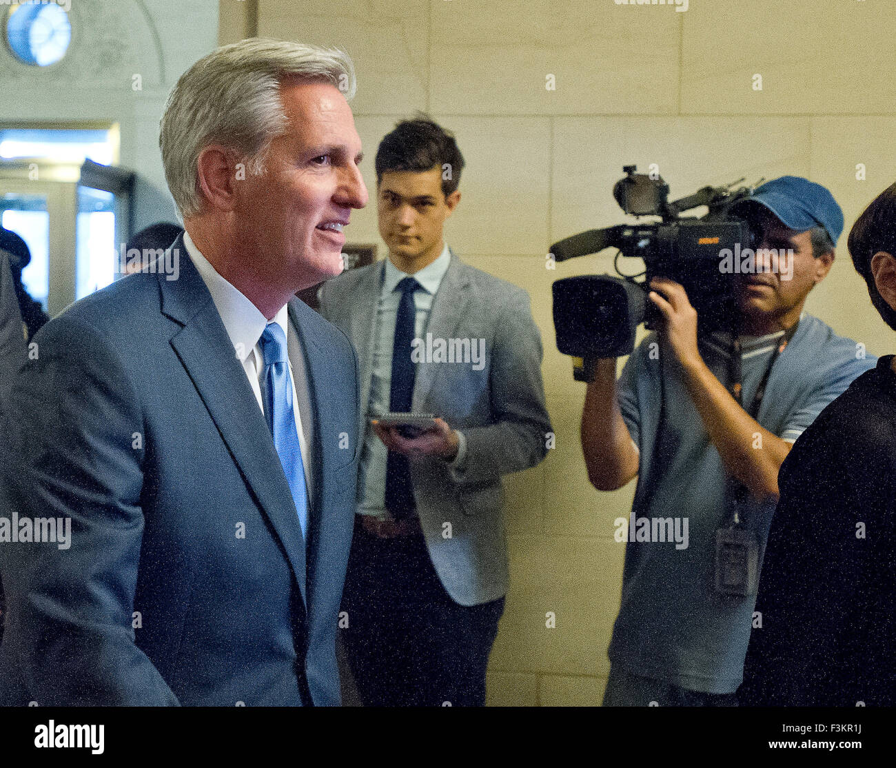 United States House Majority Leader Kevin McCarthy (Republikanische of California) kommt für die Besprechung mit seinem republikanischen Kollegen in die Longworth House Office Building in Washington, DC wo er sie informiert, dass er aus dem Rennen scheidenden US Haus Sprecher John A. Boehner (Republikanische of Ohio) auf Donnerstag, 8. Oktober 2015 erfolgreich ablegen war. Bildnachweis: Ron Sachs/CNP - kein Draht-Dienst- Stockfoto