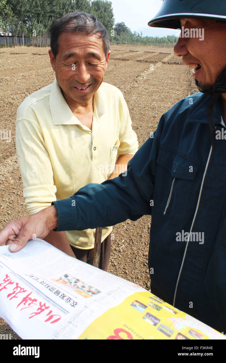 Zoucheng, Shandong, CHN. 6. Oktober 2015. Zouping, CHINA - 6. Oktober 2015: (Nur zur redaktionellen Verwendung. CHINA aus) Zhao Delian, ein Postbote County Shandong Zouping. Jeden Tag muss er jeden Monat senden, Pakete von über 50 kg und über 1000 Mails und 20000 Zeitungen und Zeitschriften. Für diese 10 Jahre benutzte er 3 Motorräder und 2 Elektrofahrzeuge. Er sogar freiwillig Bargeld und Desposit für Dorfbewohner und Lebensmittel für die zurückgebliebenen alten Männer kaufen. Und er Geld, einige Kinder und kinderlose ältere Menschen gewidmet. © SIPA Asien/ZUMA Draht/Alamy Live-Nachrichten Stockfoto