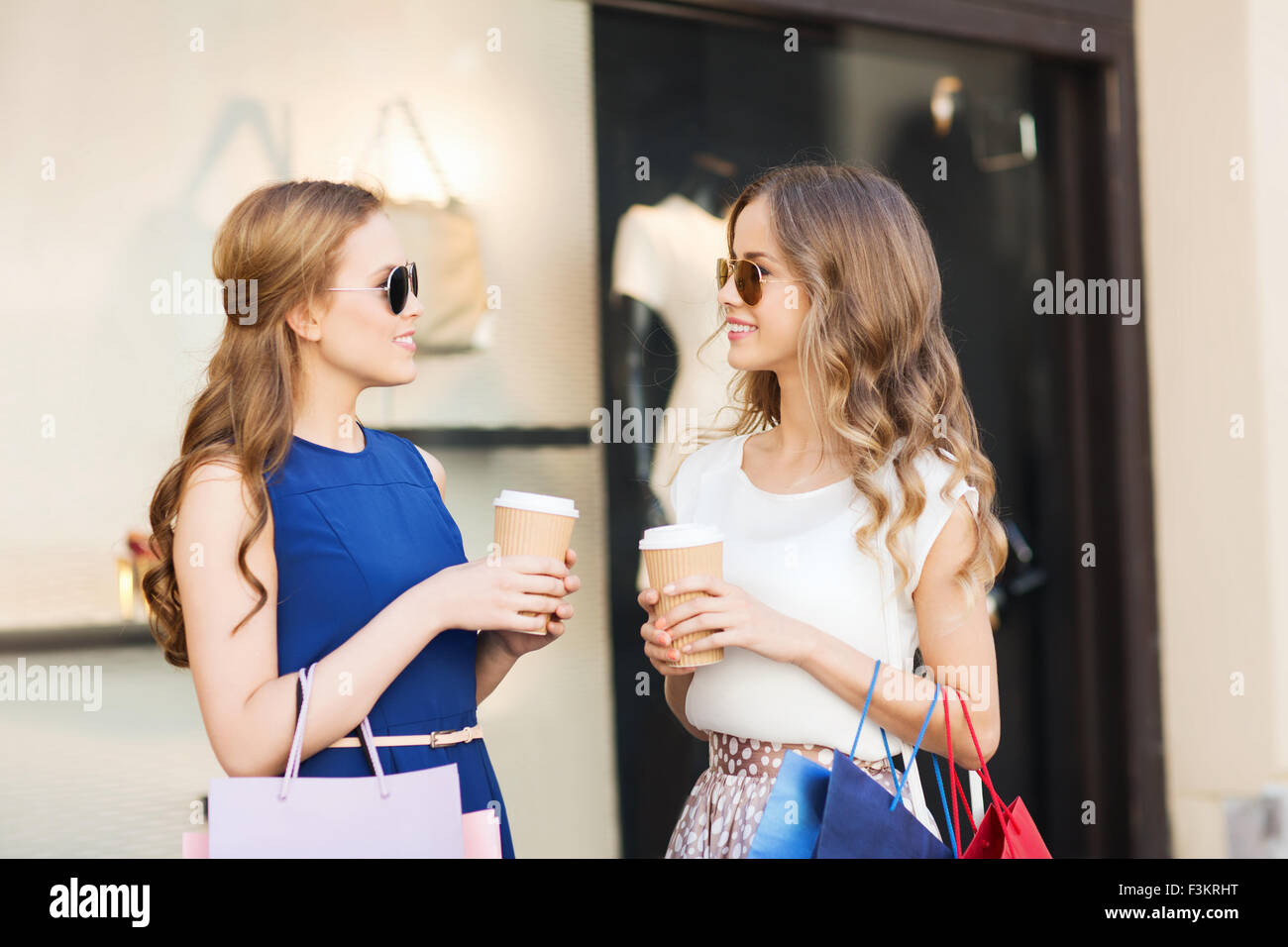 junge Frauen mit Einkaufstaschen und Kaffee Shop Stockfoto