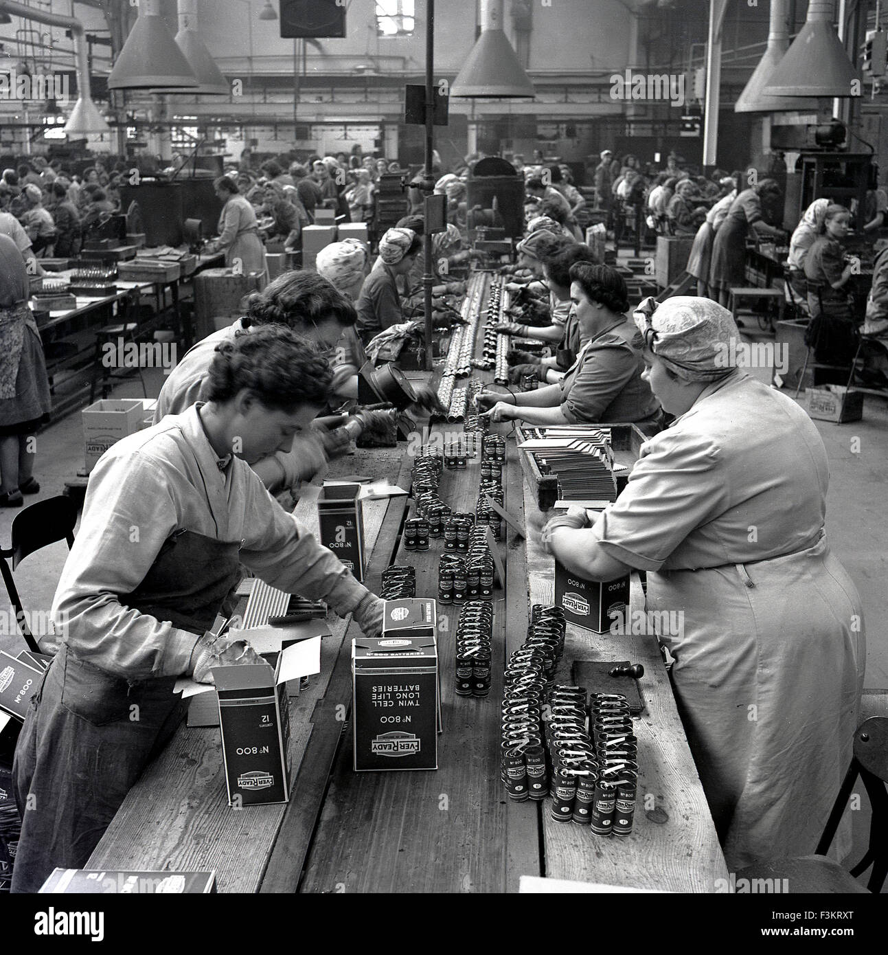 Historische, Unternehmen der 1950er Jahre, weibliche Aktivisten in der Fabrik an der jemals bereit Batterie arbeiten an Hinkshay Rd, Dawley, Telford, England. Stockfoto