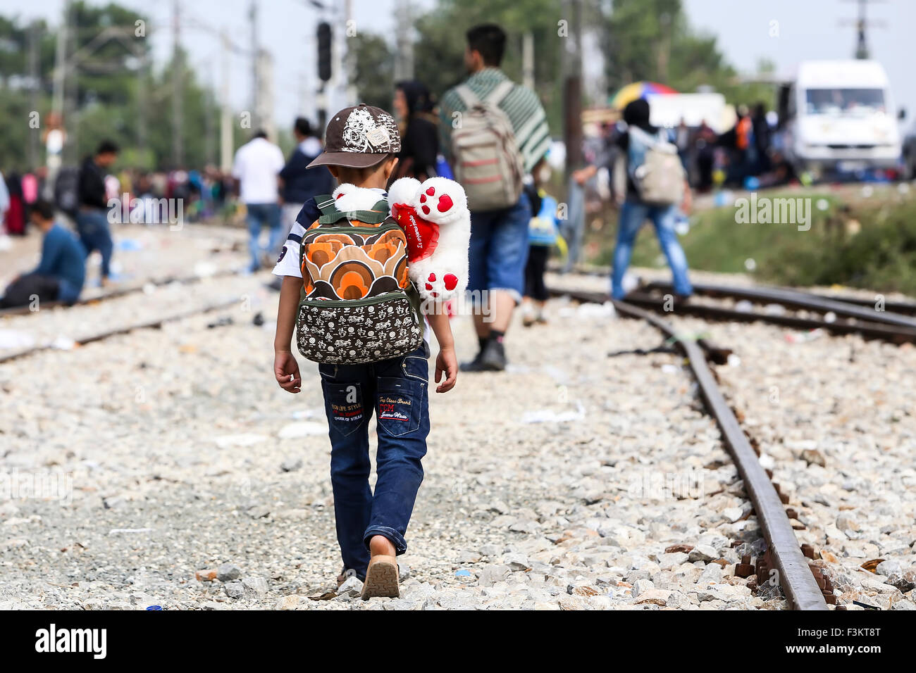 Idomeni, Griechenland - 24. September 2015: Hunderte Einwanderer sind in eine Wartezeit an der Grenze zwischen Griechenland und der ehemaligen jugoslawischen Republik Mazedonien t warten Stockfoto