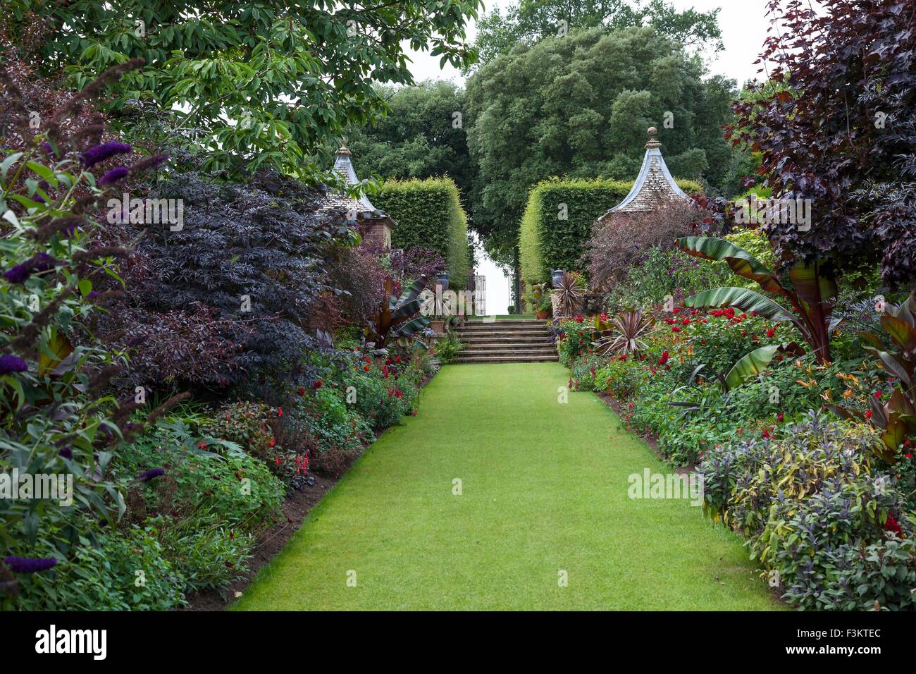 Englischer Garten grenzt an Gartenhäuser. Stockfoto