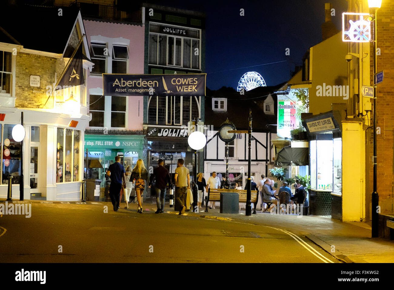 Cowes Week, 2015, Isle of Wight, Hautpstraße Ferris Rad Yacht Racing, Shore Kulissen Unterhaltungen, Bands, Yachtclub, 2015, Cowes Week, Isle Of Wight, England, UK, Stockfoto