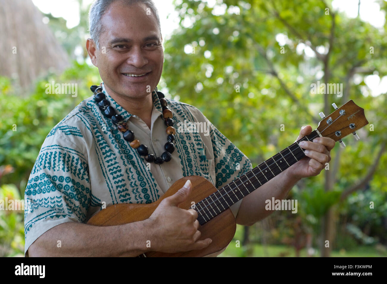 Mann spielt Ukulele. Polynesian Cultural Center. O' ahu. Hawaii. Polynesian Cultural Center (PCC) ist eine polynesische-Themen sie Stockfoto