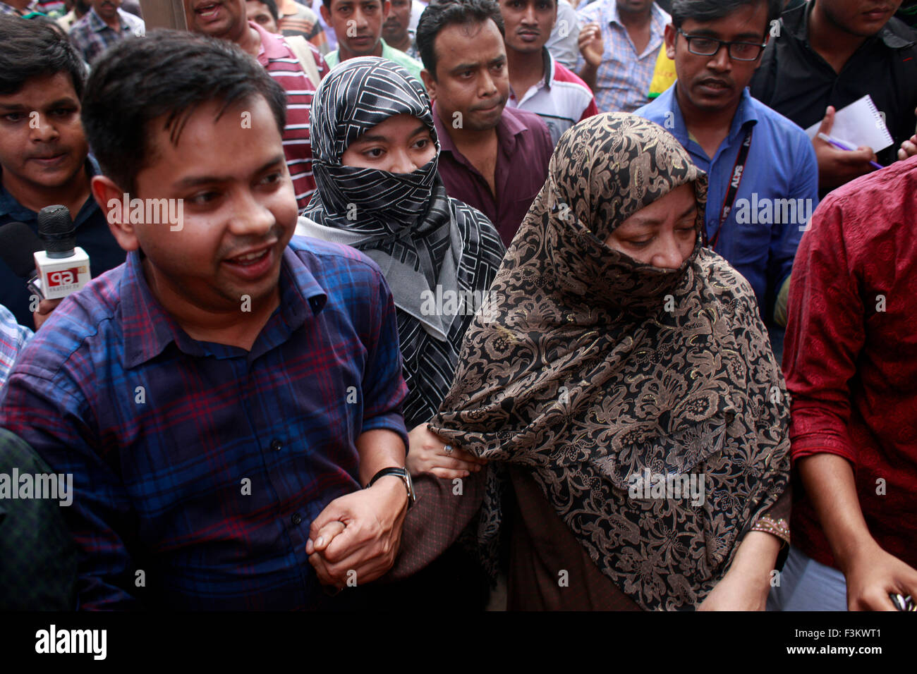 DHAKA, Bangladesch-09. Oktober: Medien im Gespräch mit Mitgliedern der Todestrakt Kriegsverbrechen zu verurteilen Ali Ahsan Muhammad Mujahid Familie nach Treffen mit ihm auf der Dhaka zentrale Gefängnis auf in Dhaka am 9. Oktober 2015. Stockfoto