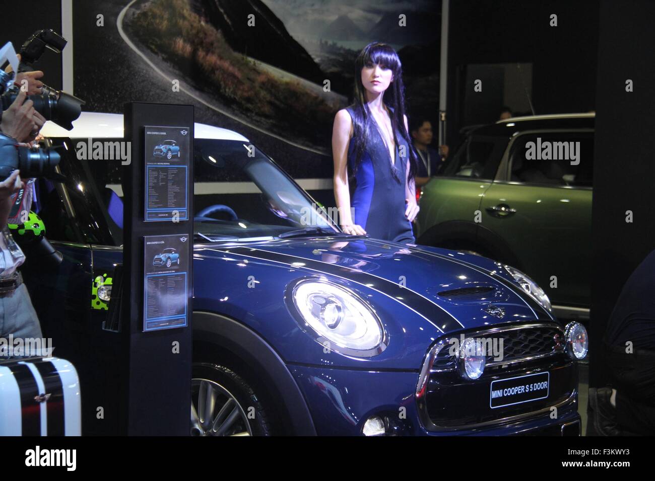 Hanoi. 9. Oktober 2015. Foto aufgenommen am 9. Oktober 2015 zeigt Mini Cooper S 5 Türer ausgestellt auf der Vietnam International Motor Show 2015 in Hanoi, Vietnam. Vietnam International Motor Show 2015 offiziell startete hier am Freitag. Dies ist die erste exklusive Ausstellung von neun offiziellen Automobil-Importeure, darunter Audi, BMW, Jaguar, Land Rover, Luxgen, MINI, Porsche, Renault und BAIC statt. © Le Yanna/Xinhua/Alamy Live-Nachrichten Stockfoto