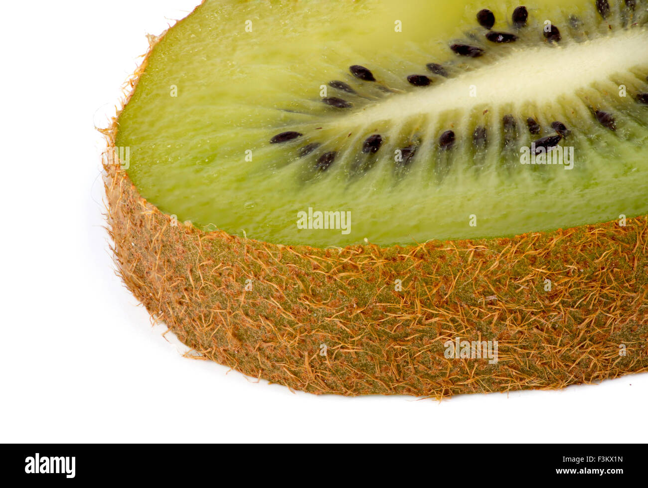Nahaufnahme der Scheibe Kiwis vor weißem Hintergrund Stockfoto