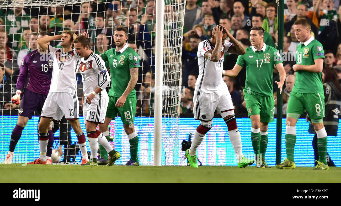 Dublin, Irland. 8. Oktober 2015. Deutschlands Thomas Mueller (l-R / in weißen Trikots), Mario Goetze und Jerome Boateng und Irlands Shaw gegeben (l), Daryl Murphy, Stephen Ward und James McCarthy reagieren während der UEFA EURO 2016 Fußball-Qualifikationsspiel Irland Vs Deutschland in Dublin, Irland, 8. Oktober 2015. Irland gewann 1: 0. Foto: Peter Kneffel/Dpa/Alamy Live News Stockfoto