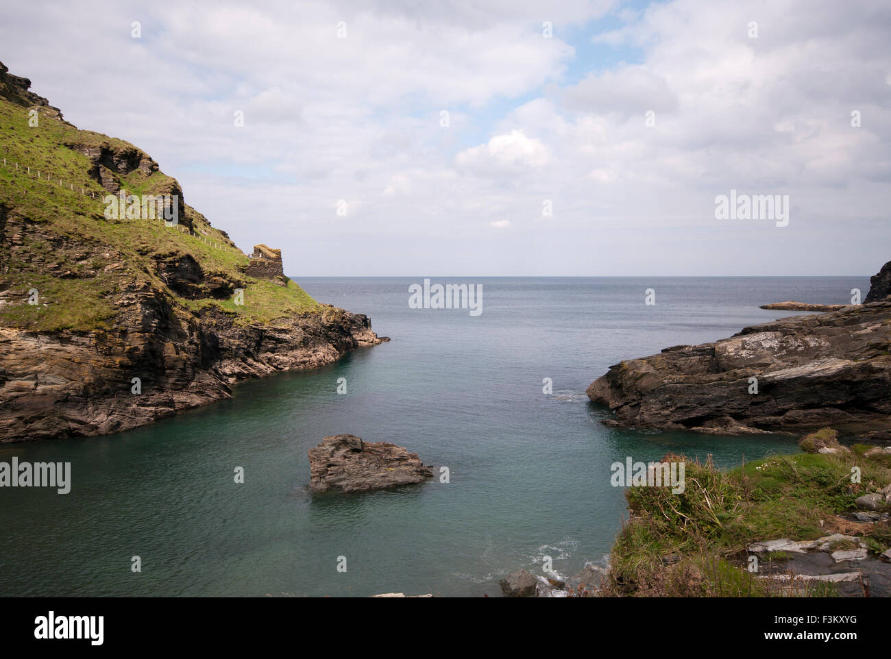 Ansicht, zu der Atlantik von The robuste Küste bei Tintagel Castle Cornwall England UK Stockfoto