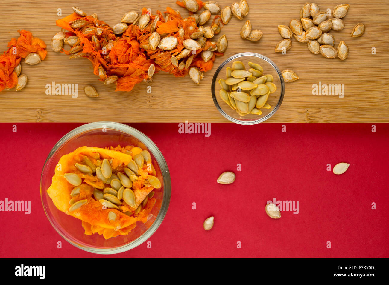 Frisch geschnitten Samen und Fleisch von einem Oktober Kürbis Stockfoto