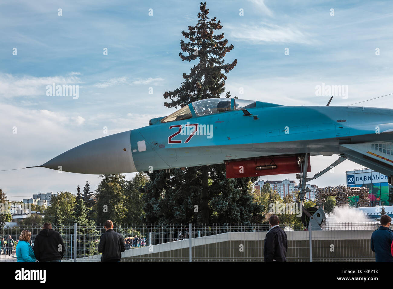 Moskau, Russland - 5. Oktober 2015: Teil des Messegeländes VDNH (VVC), Moskau, Russland. Die alten Militärflugzeug verursacht intere Stockfoto