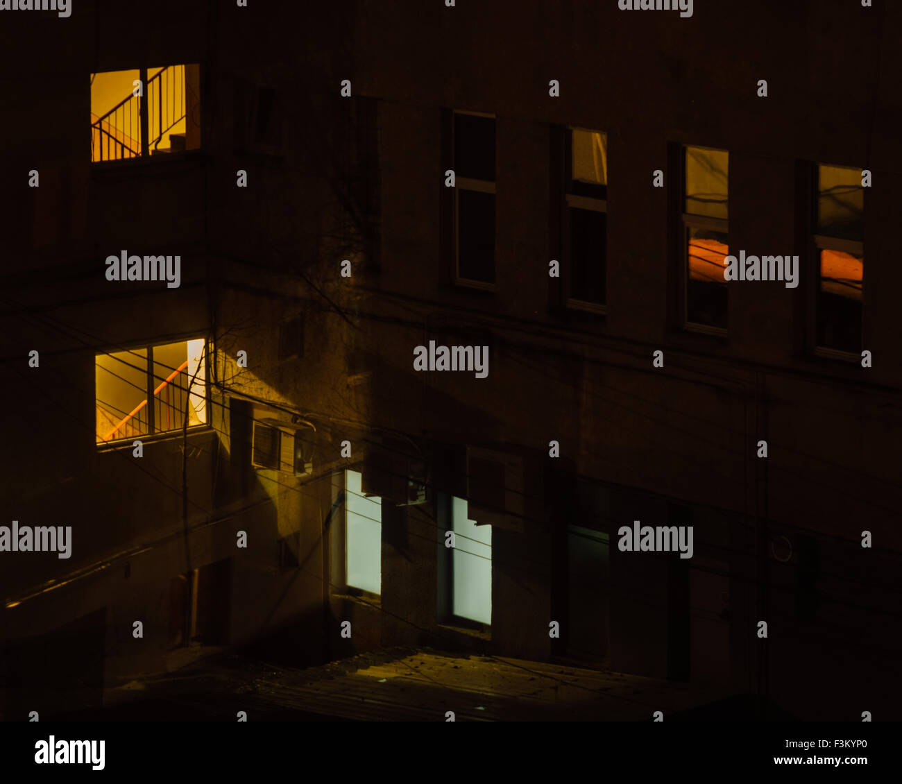 Wohnungen, Windows, Lichter, Betonblöcke in der Nacht in Rumänien, Panel Häuser im Kommunismus gebaut. Städtischen Nachtaufnahmen. Stockfoto