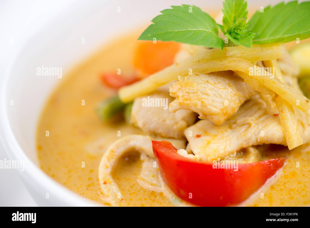Makroaufnahme einer roten garniert Huhn curry aus Thailand mit Saisongemüse Stockfoto