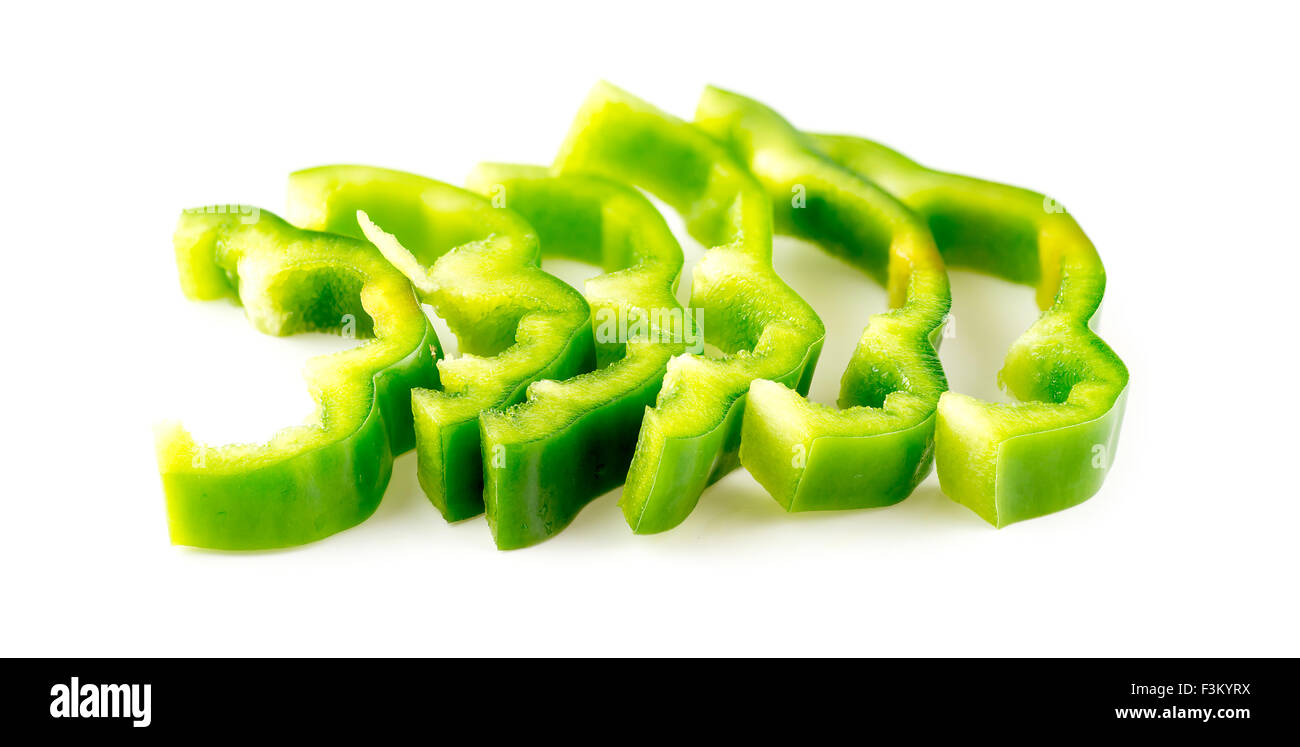 Organic geschnittene grüne Paprika, isoliert auf weiss Stockfoto