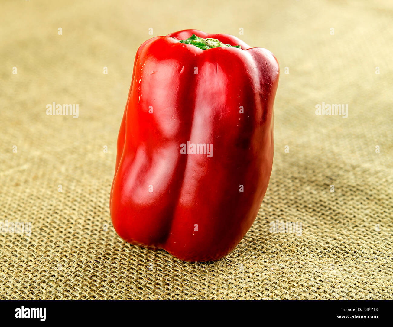 Köstliche rote Paprika auf hessischen Hintergrund Stockfoto