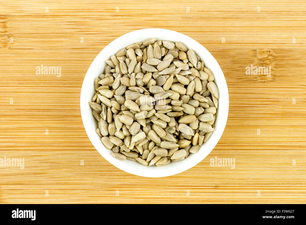 Schüssel mit Sonnenblumenkernen aus Holz Hintergrund Stockfoto