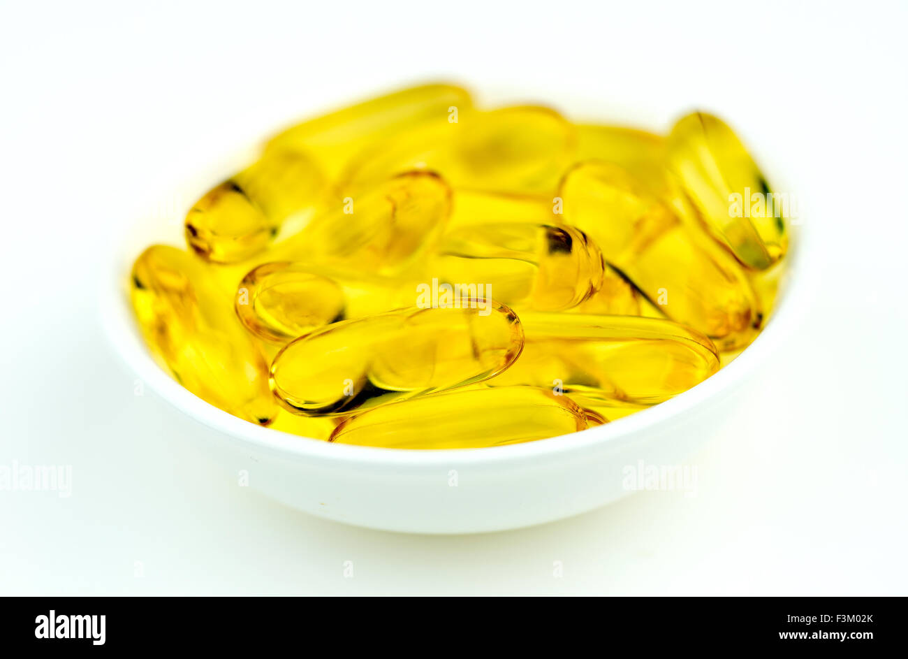 Nahaufnahme des gelben Omega-3 Fischölkapseln Stockfoto