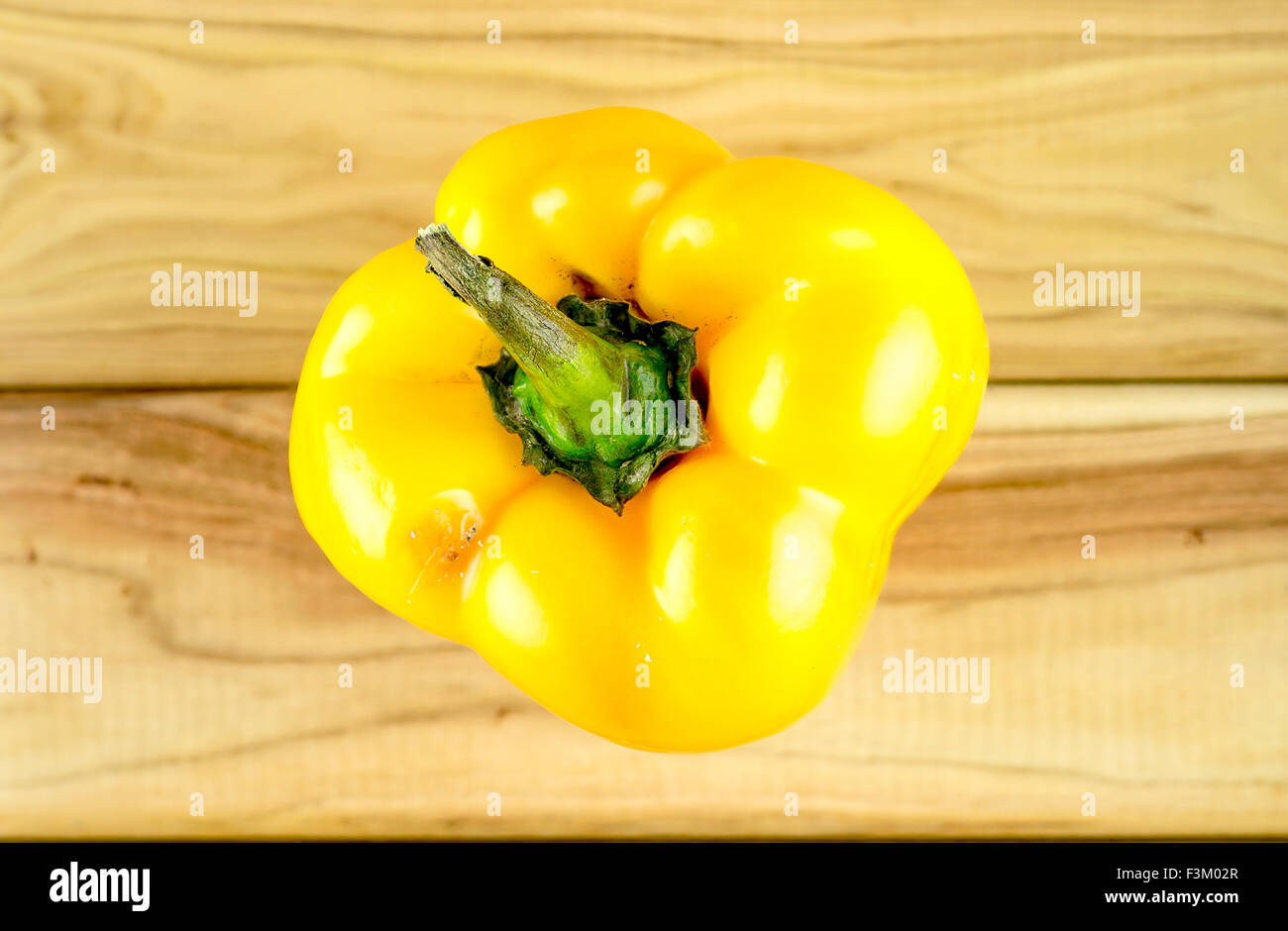 Gelbe Paprika, Antenne auf Holz Stockfoto