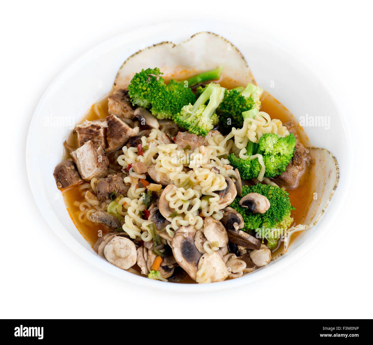 Hähnchen, Brokkoli, Pilze und geschnittene Fleisch verbessert japanische ramen Stockfoto