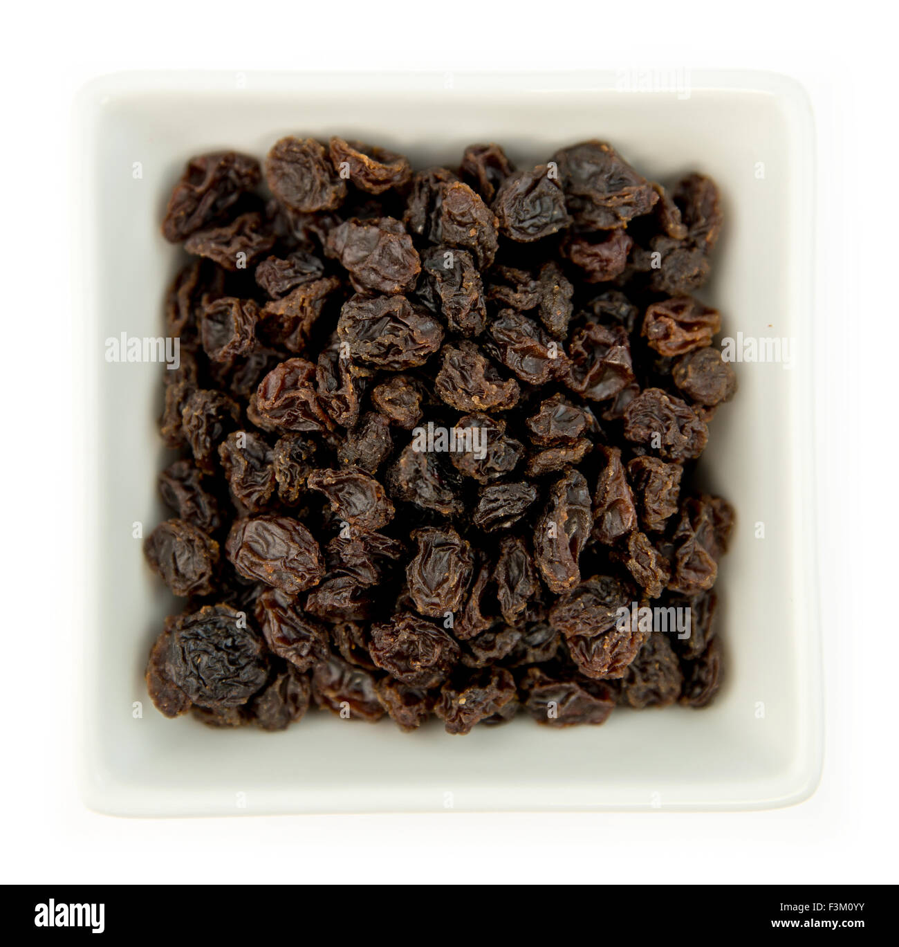 Isolierte Schüssel Rosinen vor weißem Hintergrund Stockfoto