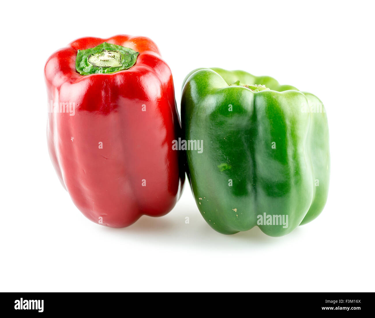 Rote und grüne Paprika, isoliert auf weiss Stockfoto