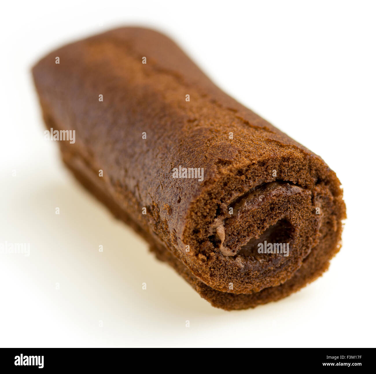 Ein Makro von einer ungesunden Schweizer Schokolade Roll gegen weiß Stockfoto