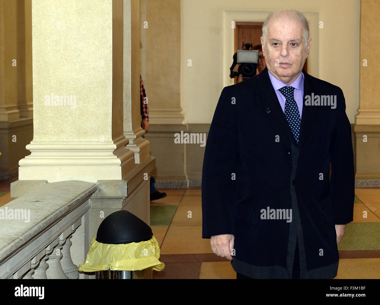 Musikdirektor general der Staatsoper "Unter Den Linden" und Dirigent Daniel Barenboim, kommt es zu einer Anhörung des Ausschusses der Oper Anfrage in Berlin, Deutschland, 9. Oktober 2015. Der Ausschuss wird über die jüngsten Bau-Skandal über das Opernhaus "Unter Den Linden" nachfragen. Foto: Britta Pedersen/dpa Stockfoto