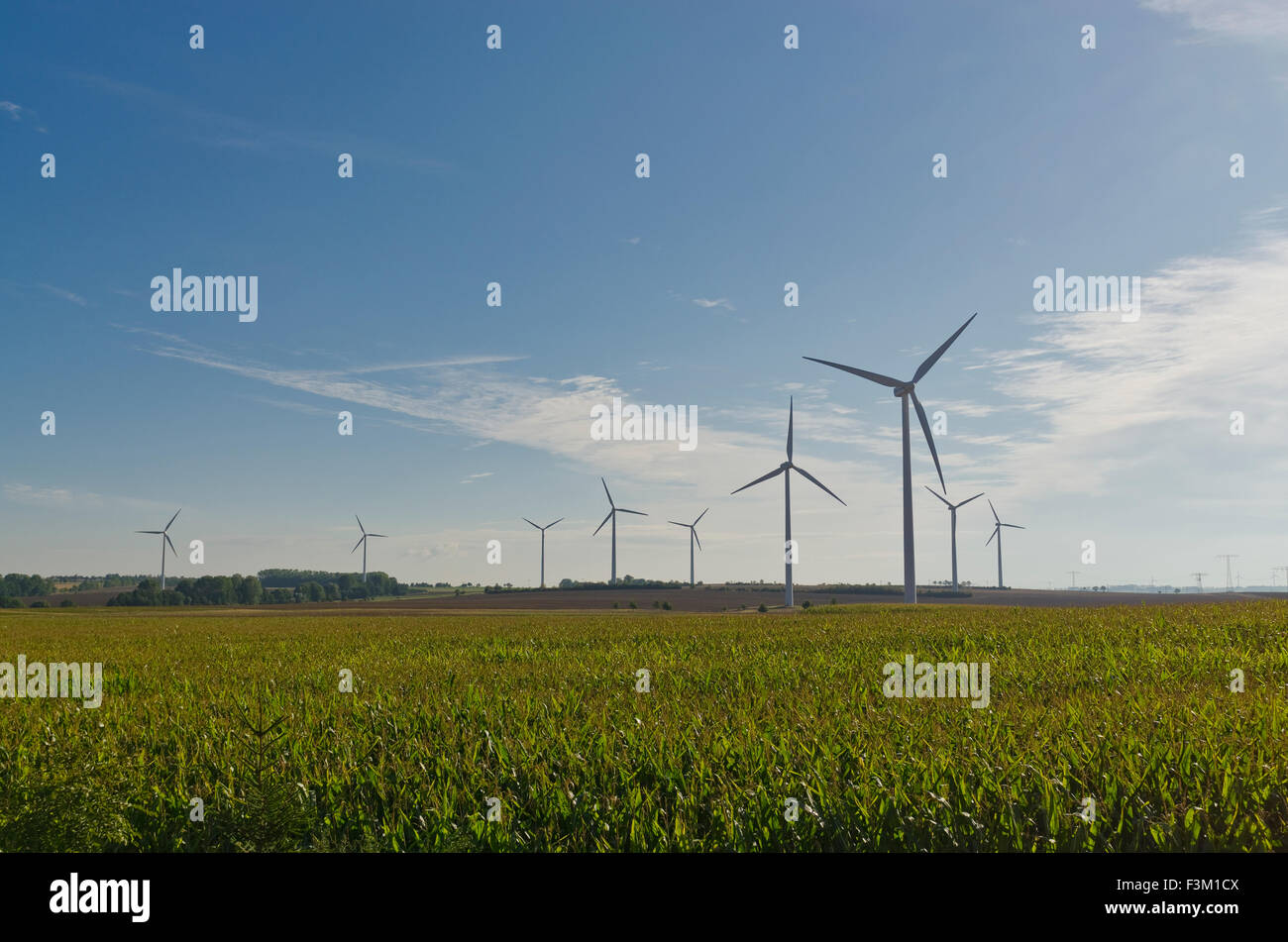 Einige Windkraftanlagen in der landwirtschaftlichen Landschaft mit blauer Himmel Stockfoto