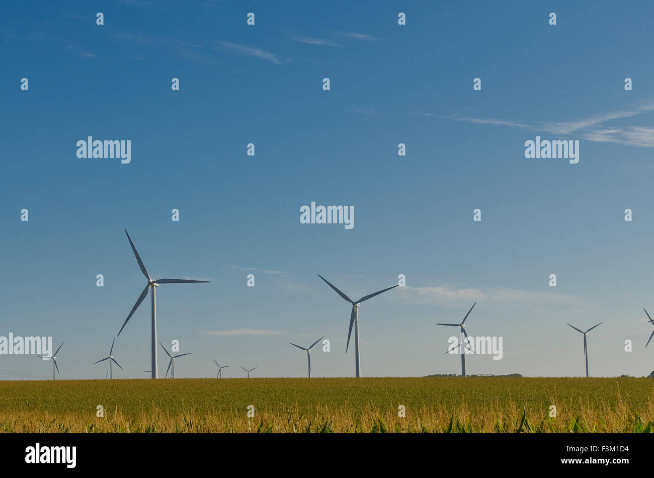 Einige Windkraftanlagen in der landwirtschaftlichen Landschaft mit blauer Himmel Stockfoto