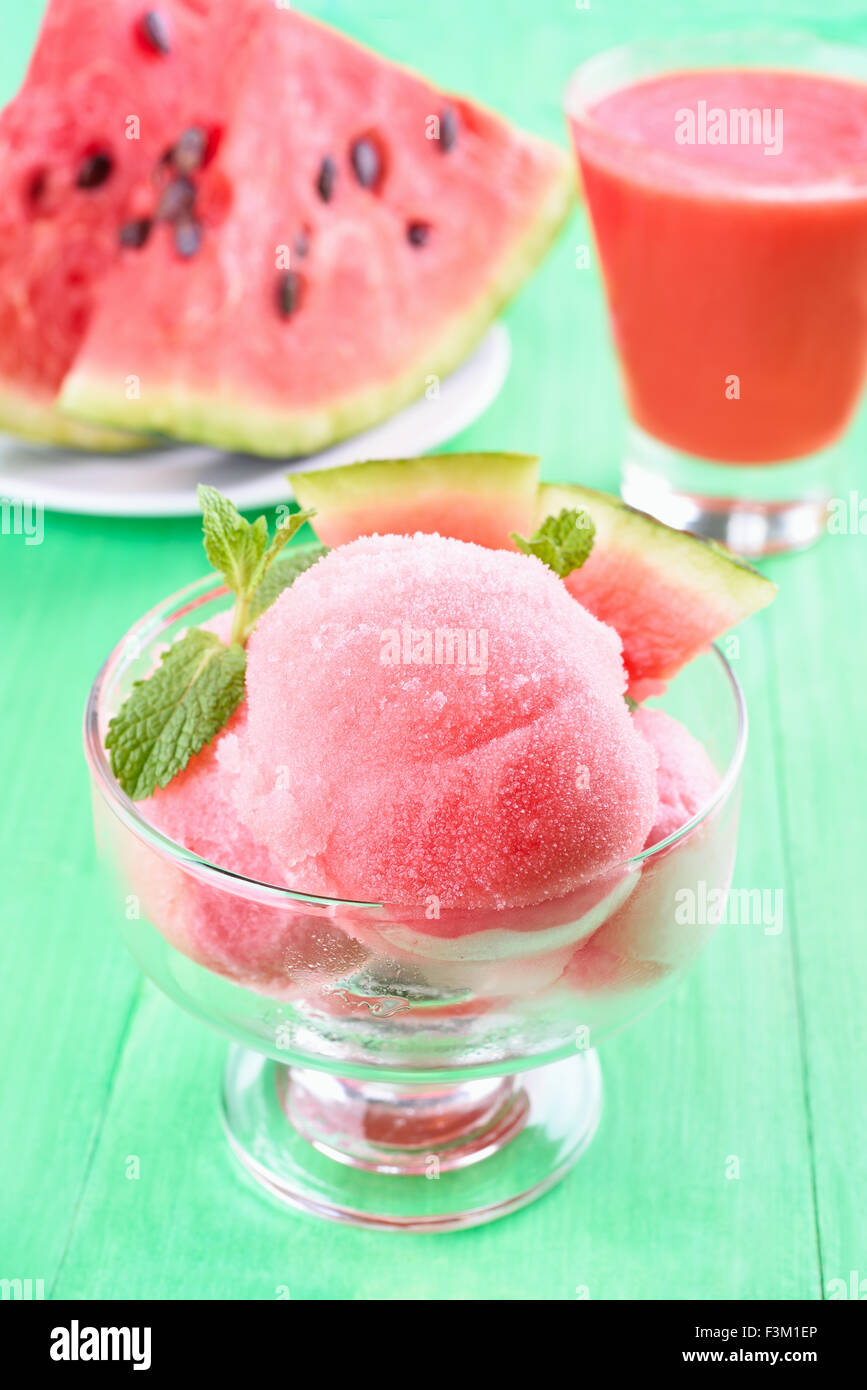 Wassermelone-Sorbet in Glasschale Stockfoto