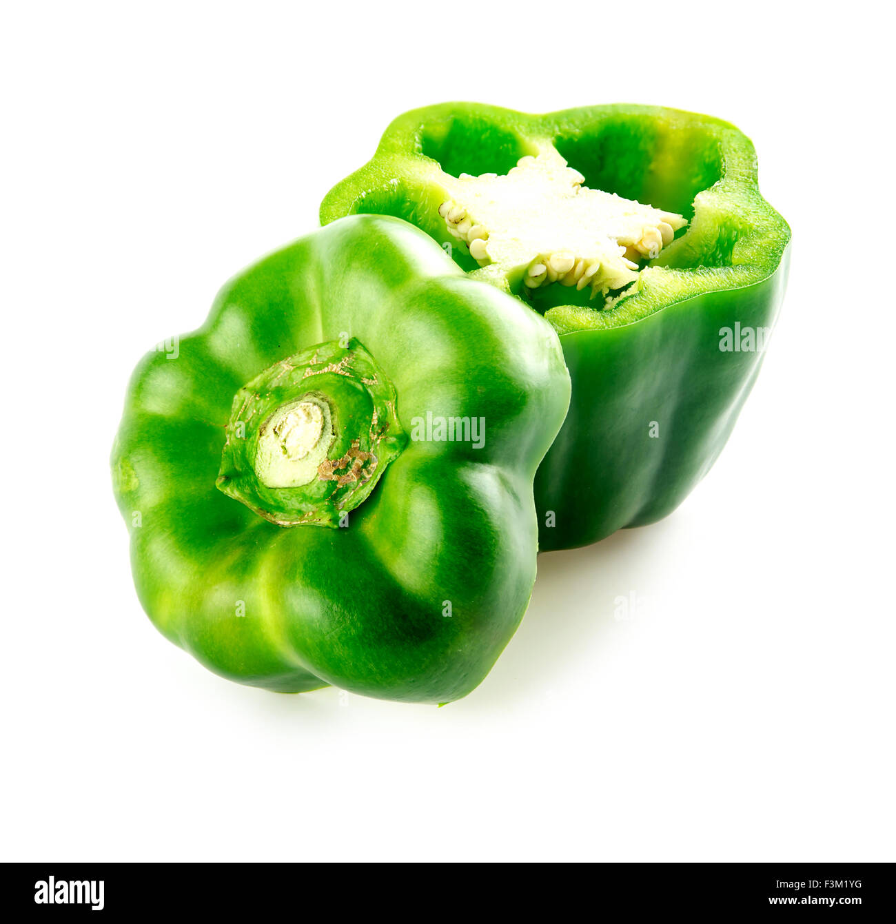 Ganze grüne Paprika gehackt in zwei Hälften Stockfoto