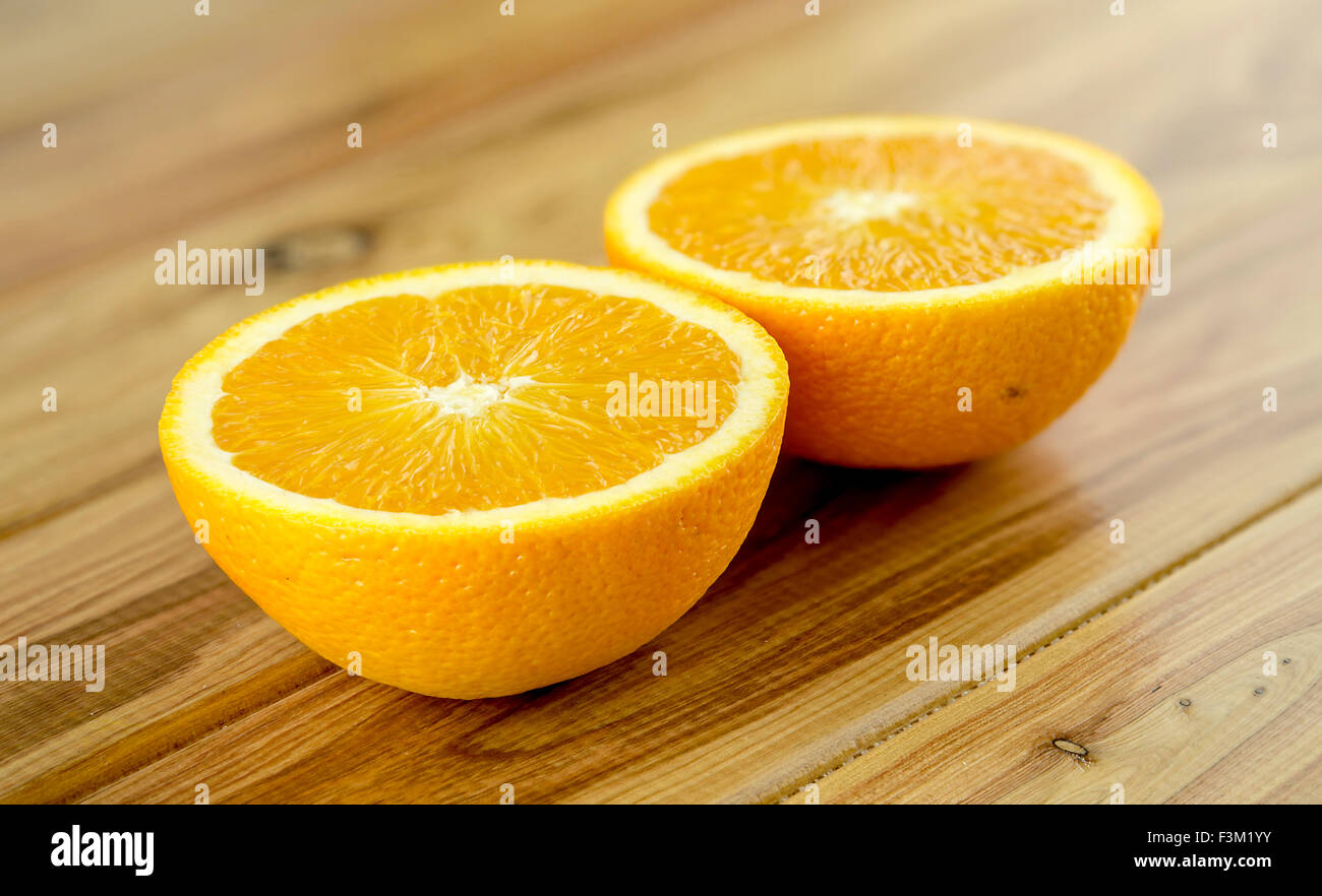 Leckere Orange in zwei Hälften geschnitten Stockfoto