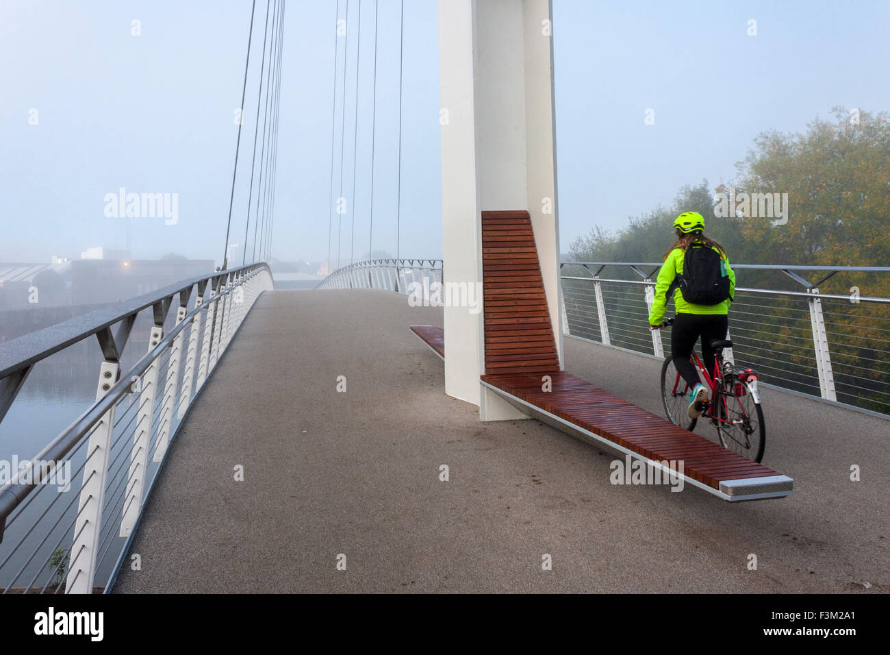 Radfahrer zu Fuß und die Brücke über den Fluss Themse, Christchurch Brücke, Reading, Berkshire, England, GB, UK Stockfoto