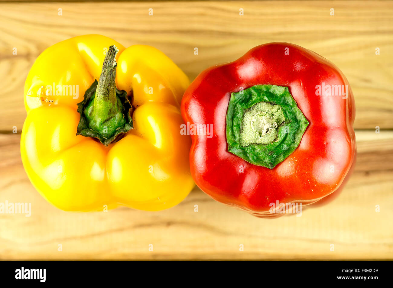 Lebendige Paprika auf Holz Stockfoto