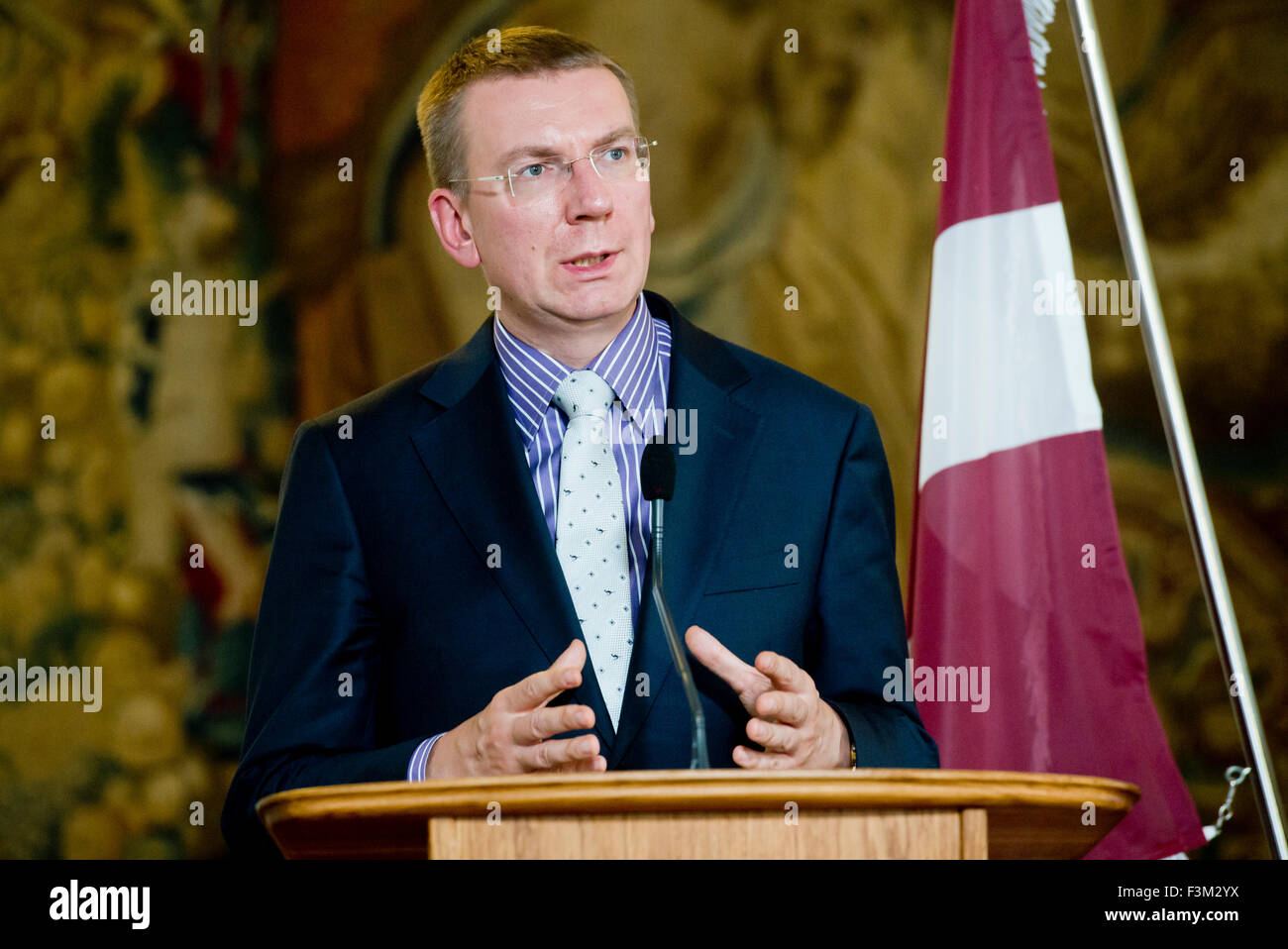 Prag, Tschechische Republik. 9. Oktober 2015. Minister für auswärtige Angelegenheiten der Tschechischen Republik Lubomir Zaoralek, nicht auf dem Foto entspricht seinem Gegenstück aus Lettland Edgars Rinkevics in Prag, Tschechische Republik, auf Freitag, 9. Oktober 2015. © Vit Simanek/CTK Foto/Alamy Live-Nachrichten Stockfoto