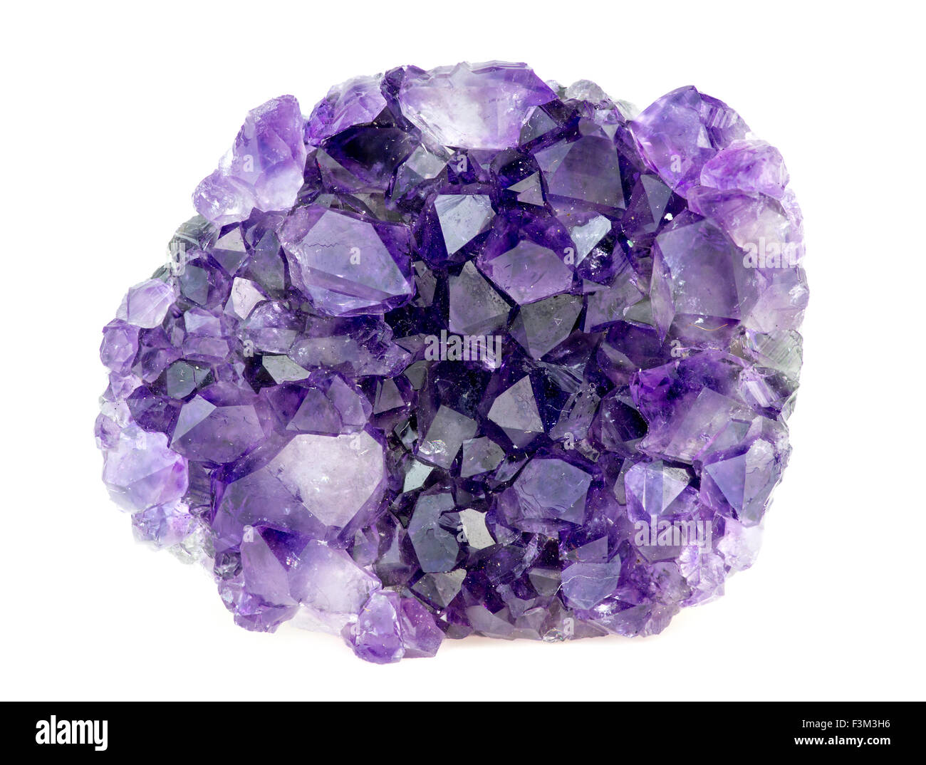 Schöne natürliche lila Amethyst Geode Kristalle Edelstein isoliert auf weiss Stockfoto